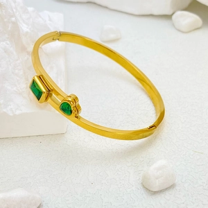 Bracciale in acciaio dorato con pietre verdi a forma di cuore e taglio smeraldo