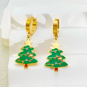 Detailopname van gouden kerstboomoorbellen met kleurrijke emaille stippen
