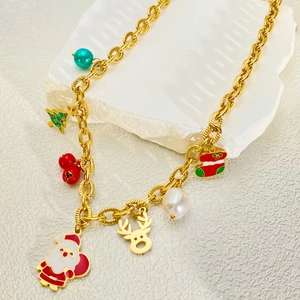 Detail van gouden kerstketting met geëmailleerde hangers van de Kerstman en een rendier