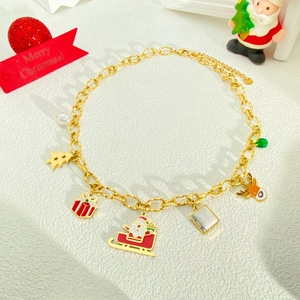 Feestelijke gouden ketting met kleurrijke kersthangers zoals slee, eland en geschenk