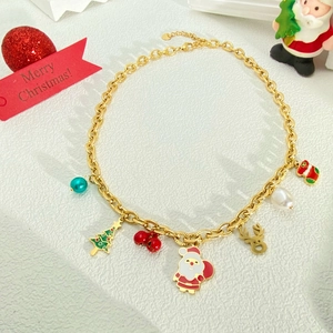 Gouden kerstketting met emaille bedeltjes van de kerstman en rendier op feestelijke decor