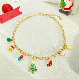 Feestelijke gouden ketting met kersthangers zoals de kerstman, eland, boom en kleurrijke kralen