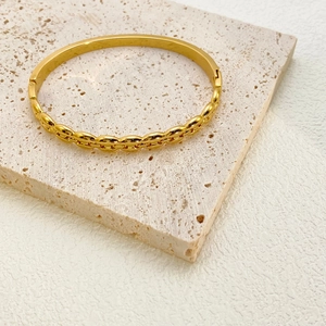 Minimalist 18K gold plated stainless steel geometric bangle with pig nose chain link design