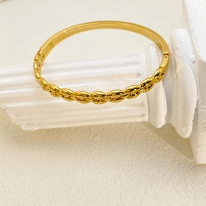 Elegant 18K gold plated titanium steel geometric bracelet with twisted rope texture