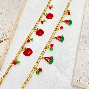 Zoete goudkleurige titanium ketting met emaille appel en watermeloen bedeltjes