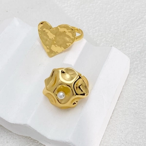 Detail of gold heart hammer texture and pearl-set adjustable titanium steel rings