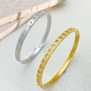 Moderno Bracciale in Acciaio al Titanio con Zirconi Incastonati per Donna Motivo Geometrico Quadrato Gioielli Minimalisti in Acciaio