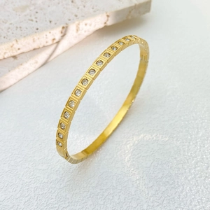 Bracciale a cerniera in acciaio inossidabile dorato con cristalli incastonati su pietra
