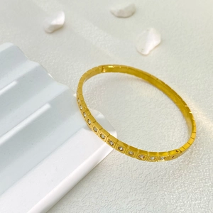 Bracciale in acciaio inossidabile dorato con maglie quadrate e pietre di zircone brillanti