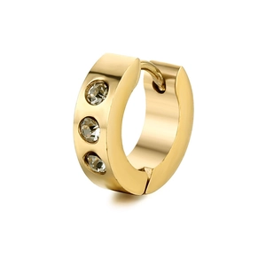 Orecchini huggie in oro lucido con tre cristalli scintillanti visti da un angolo di 45 gradi