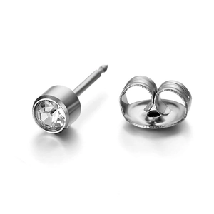 Pistola sterile per piercing all'orecchio con orecchino in argento e zircone bianco