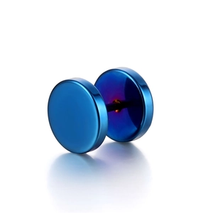 Boucles d'oreilles haltères en acier titane bleu avec finition polie sur fond blanc