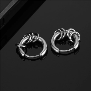 Paar gepolijste zilveren roestvrijstalen oorringen met drie kleine decoratieve ringen