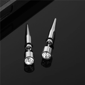 Pendientes de acero de titanio para hombre con circonitas sobre fondo negro elegante