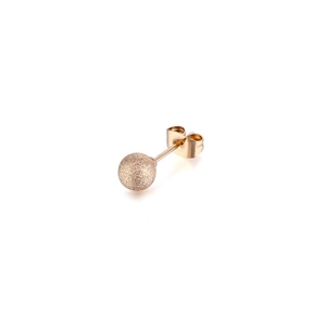 Boucle d'oreille boule dorée givrée minimaliste avec finition mate et fermoir papillon