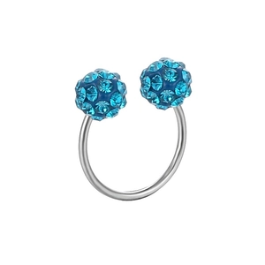Dettaglio di piercing a ferro di cavallo argento con sfere di cristallo blu scintillanti