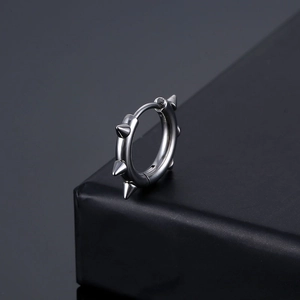 Boucles d'oreilles punk en acier inoxydable argenté avec pointes de cône sur support noir