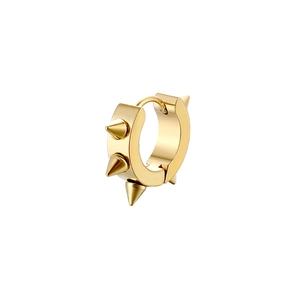 Polierte goldene Punk-Creole aus Edelstahl mit spitzen Kegelnieten und Design