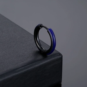 Boucle d'oreille créole en acier titane avec émail bleu sur anneau noir