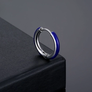 Boucle d'oreille créole en acier inoxydable argenté avec émail bleu sur support