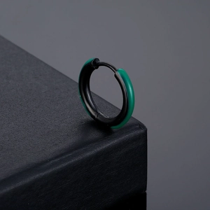 Boucle d'oreille en acier titane noir poli avec émail vert sur fond texturé élégant