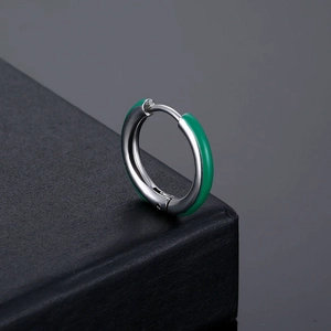 Boucle d'oreille créole en acier inoxydable argenté avec incrustation d'émail vert