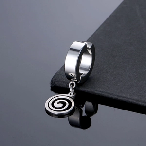 Primer plano de earcuff de acero inoxidable con colgante redondo y grabado de espiral