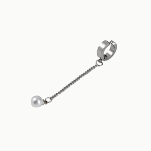 Silberner Ear Cuff aus Titanstahl mit Quastenkette und Perle für ohren ohne Piercing