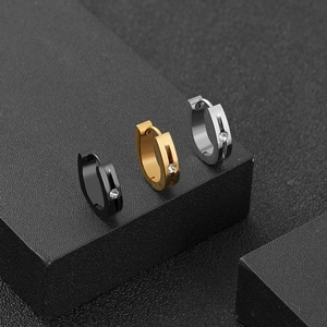 Dettaglio orecchini a forma di U in acciaio al titanio con diamante in nero, oro e argento