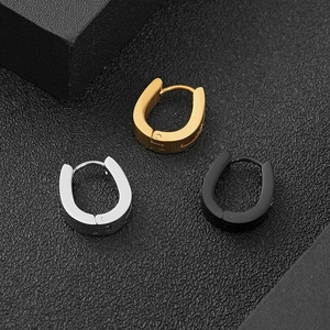 Orecchini a forma di U in acciaio inossidabile oro, argento e nero su base materica
