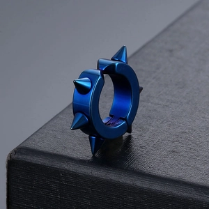 Blauwgeplateerde titaniumstalen oorring met punkspikes op een zwarte displayverpakking