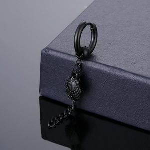Pendiente minimalista de acero de titanio negro con colgante de concha elegante