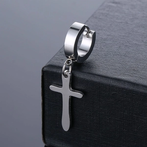 Pendientes de cruz unisex de acero inoxidable plateado en una caja de joyas negra