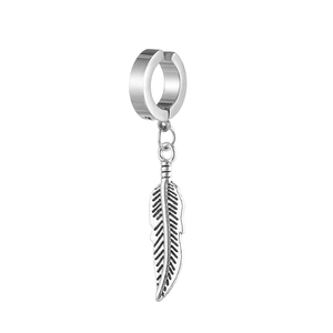 Clip de oreja de acero inoxidable plateado con un colgante de pluma detallado y moderno