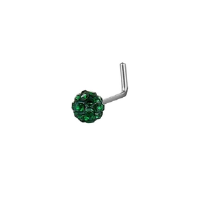 Dettaglio di un piercing al naso a forma di L con sfera pavé di strass verde scuro brillante