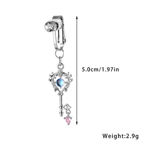 Detail van navelpiercing hartvormige sleutel met blauwe kraal en roze edelsteen