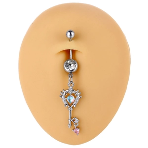 Navelpiercing in de vorm van een sleutel met gekleurde zirkonia en roze hanger