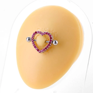 Piercing capezzolo 16G in acciaio inossidabile con zircone rosso a cuore su modello