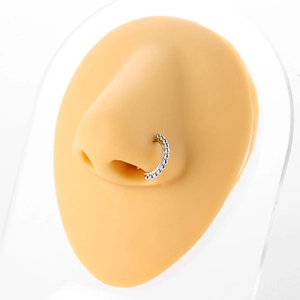 Anello al naso argento con bordo a sfere su supporto in silicone per un aspetto professionale