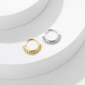 Anelli da naso con perline in oro e argento su basi circolari bianche eleganti