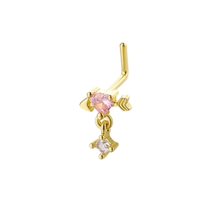 Détail d'un piercing de nez en L doré avec cœur rose et pendentif en cristal carré