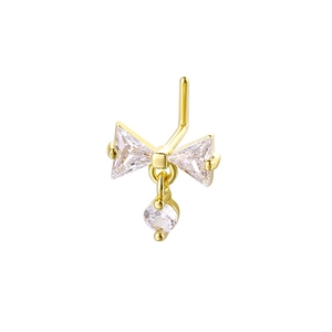 Vue macro détaillée du piercing de nez en forme de L doré avec zircon papillon brillant