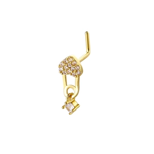 Détail d'un piercing nez en L doré avec cœur en zircone et pendentif scintillant
