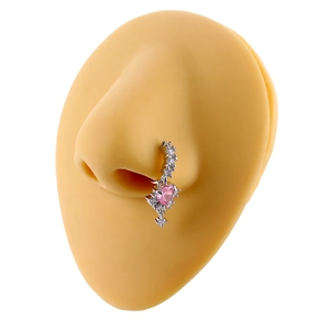 Piercing de nez argenté avec pendentif coeur rose sur présentoir en silicone
