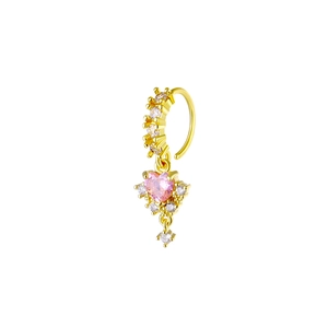 Détail d'un anneau de nez doré avec pierre de cœur rose et pompons en zircon blanc