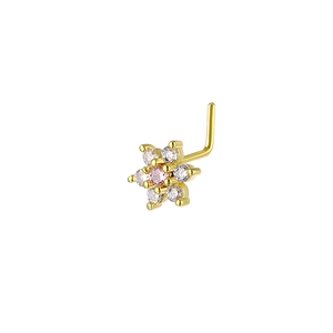 Makroaufnahme der goldenen L-Nasenstecker mit rosa und weißem Zirkon-Blumenkopf