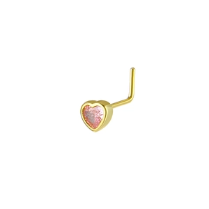 Makroaufnahme eines goldenen L-Nasensteckers mit einem funkelnden rosa Kristallherzen
