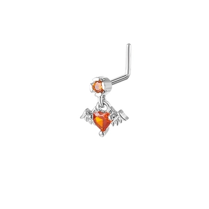 Nahaufnahme von L-förmigem Nasenstecker mit orangem Herz-Edelstein und Engelsflügeln