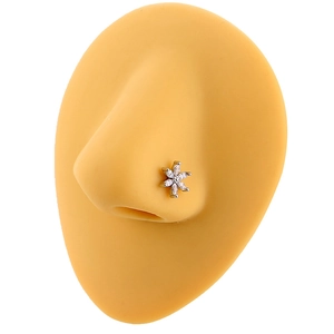 Funkelndes Ahornblatt-Blumen-Nasenpiercing in Silber mit klaren Zirkoniasteinen am Modell