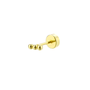 Détail d'un piercing d'oreille doré avec trois petites sphères et fermoir à vis plat